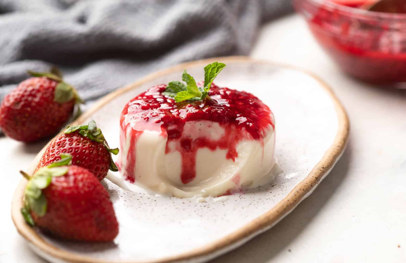 Rich and Creamy Vanilla Bean Panna Cotta