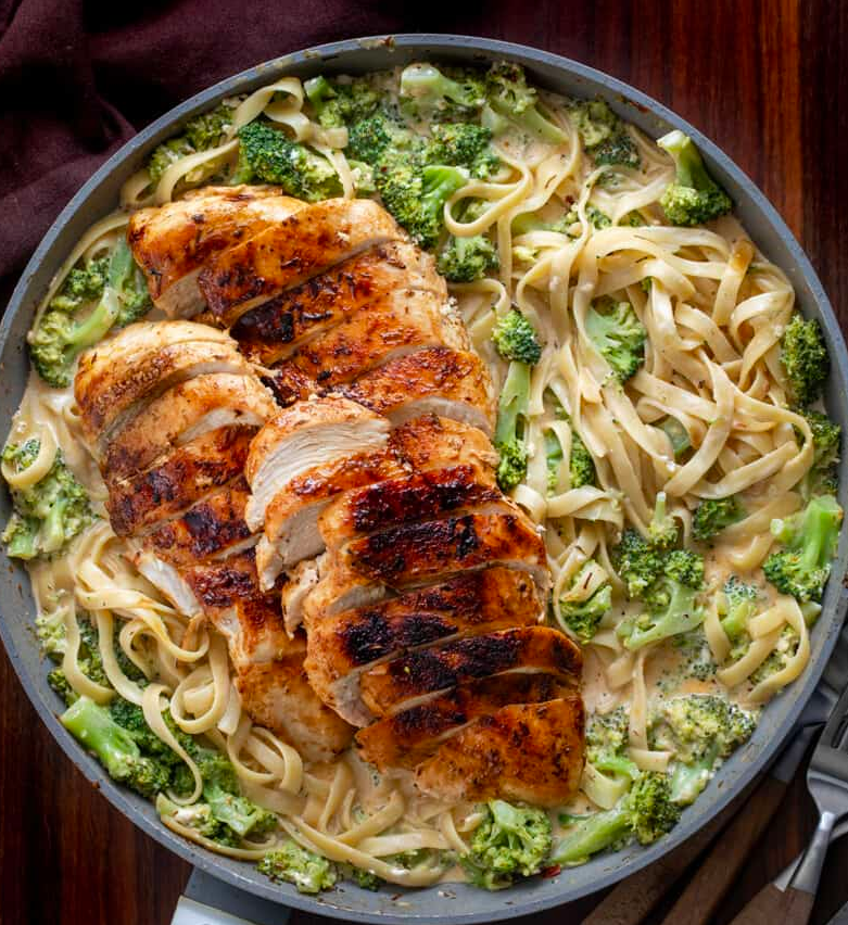 Flavorful Chicken and Broccoli Alfredo 